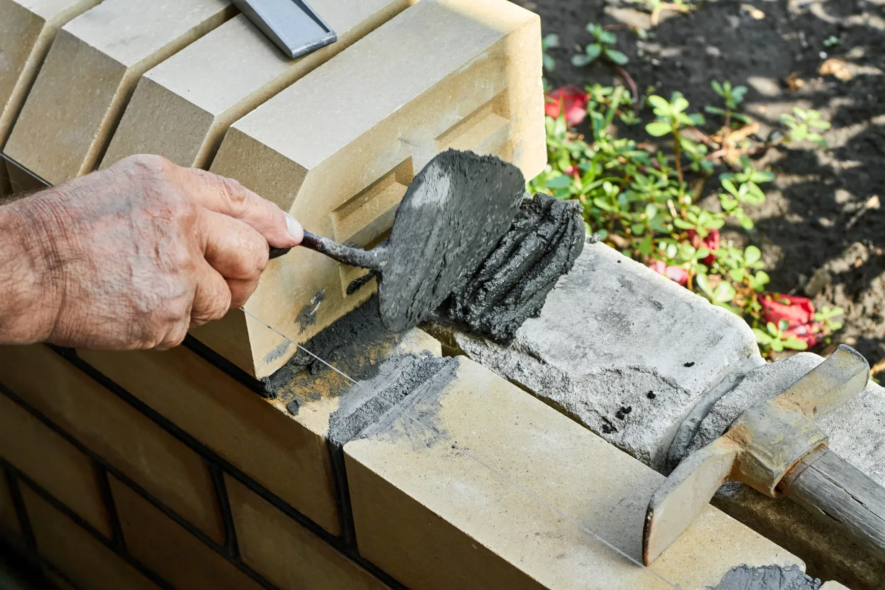 Modern metselwerk in Vlaanderen: Waarom het verlijmen van snelbouwstenen en dunbedmortel de norm zijn geworden